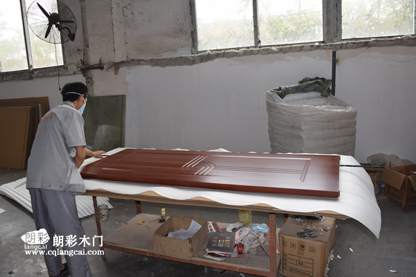 重庆朗彩木门  员工正在进行木门打包图2